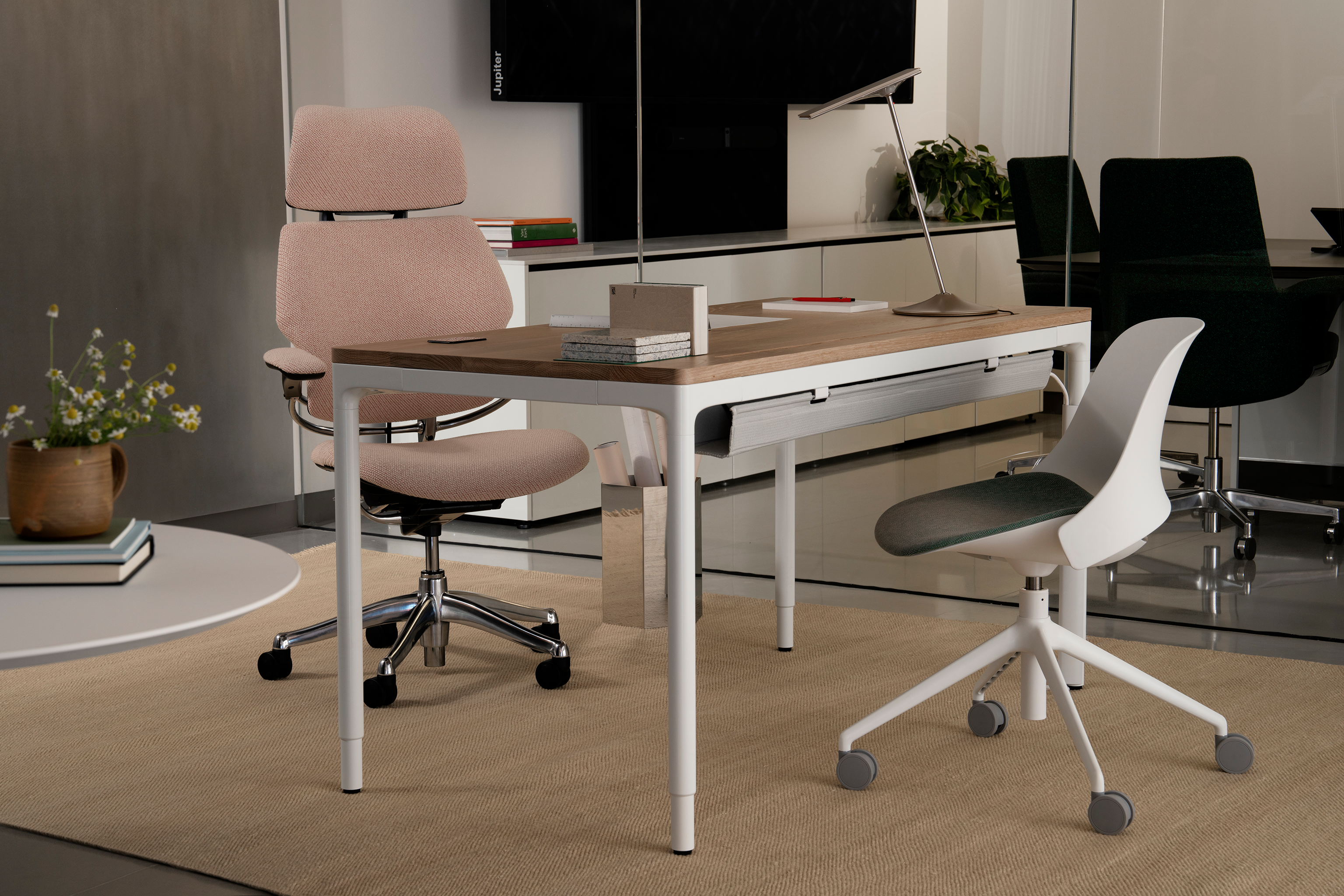 Collaborative workspace featuring eFloat Quattro with white four-leg base, paired with multiple ergonomic chairs.