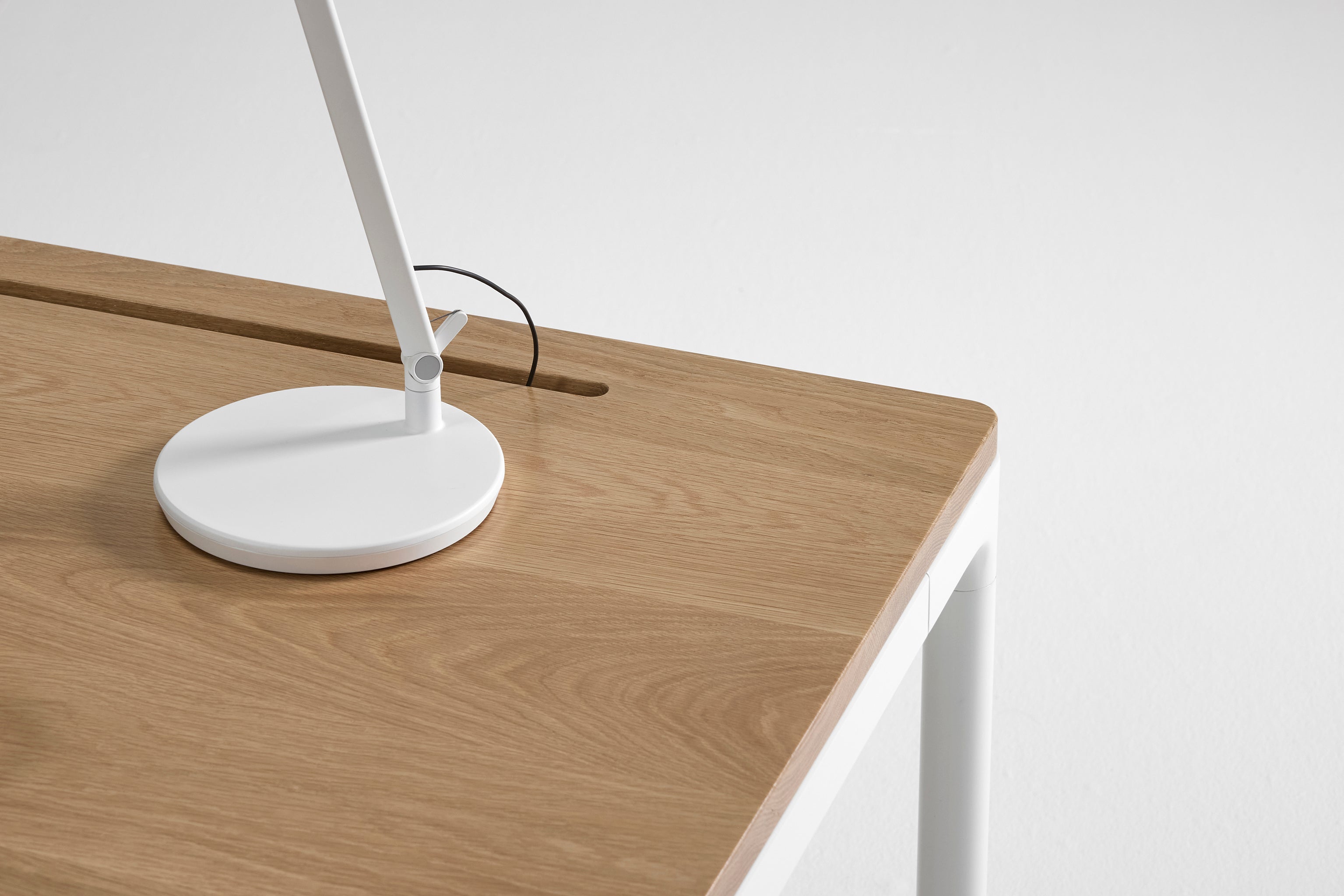 Close-up of eFloat Quattro’s FSC-certified solid wood top and integrated cable slot, showcasing refined craftsmanship and sustainability.