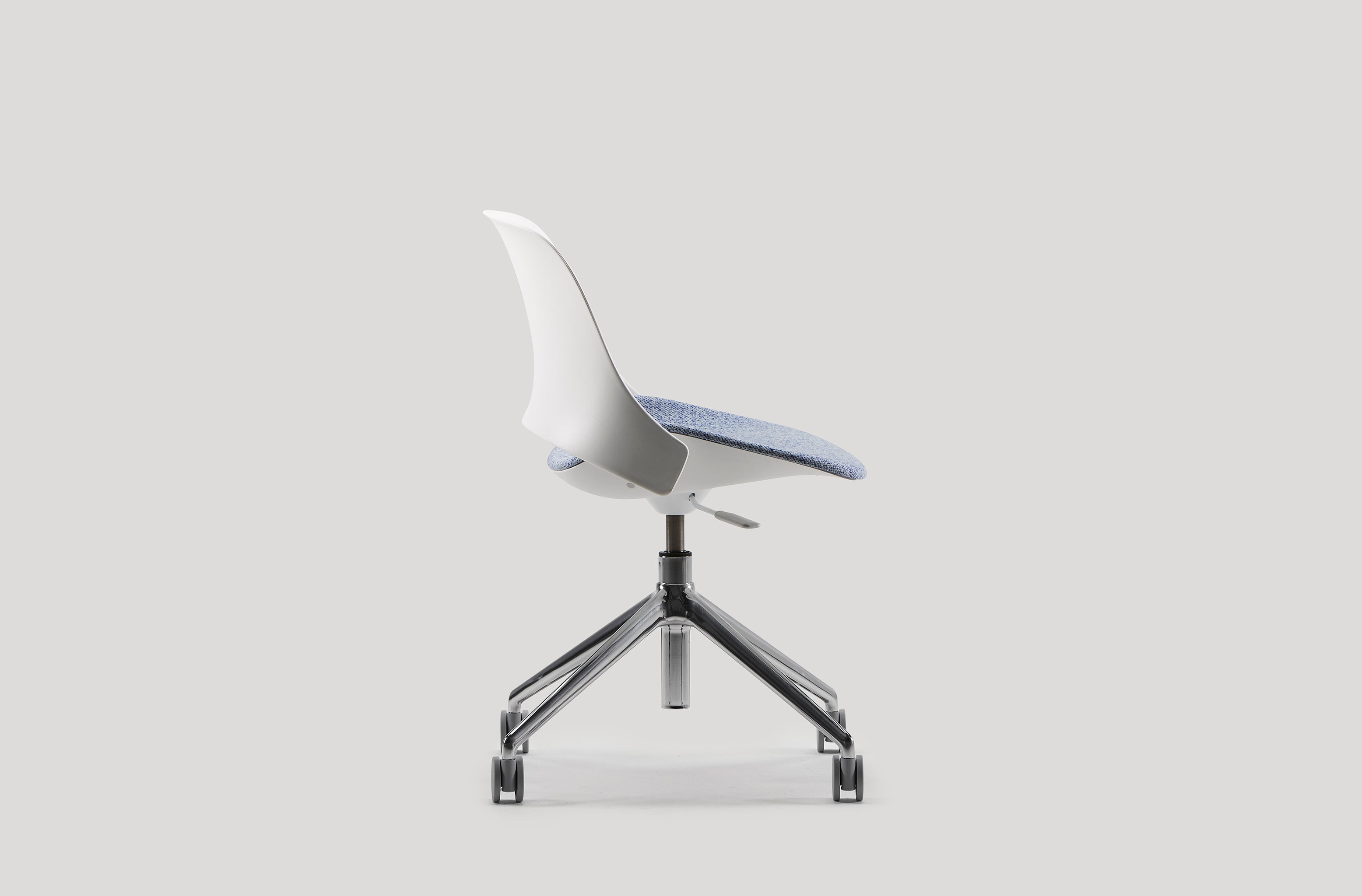 Side profile of the Trea Chair highlighting the backrest angle and contoured seat for ergonomic support.