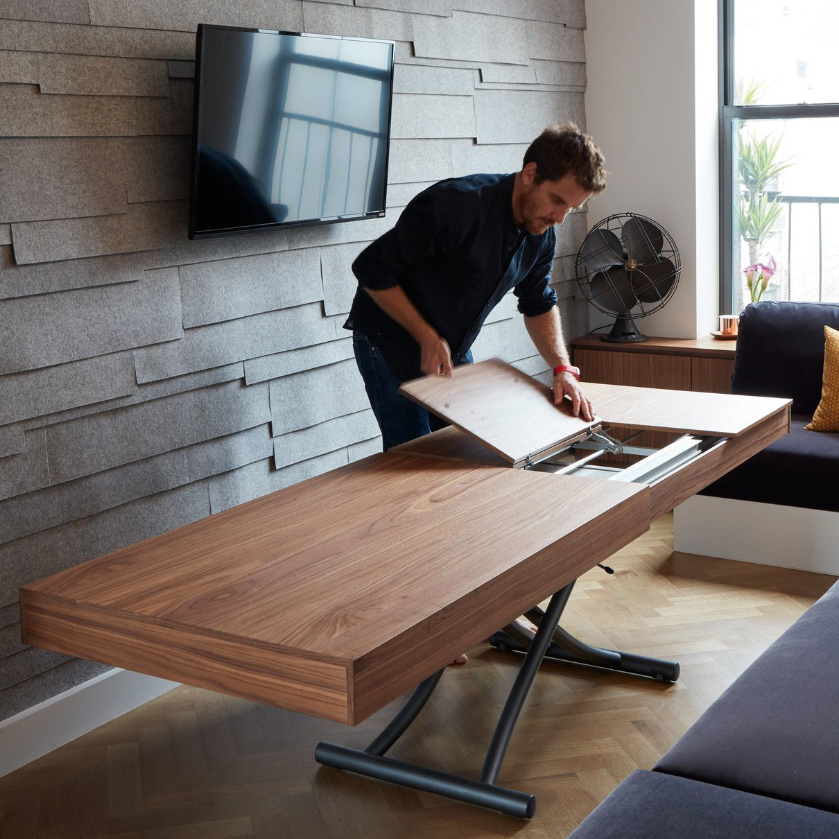 Coffee table store into dining table